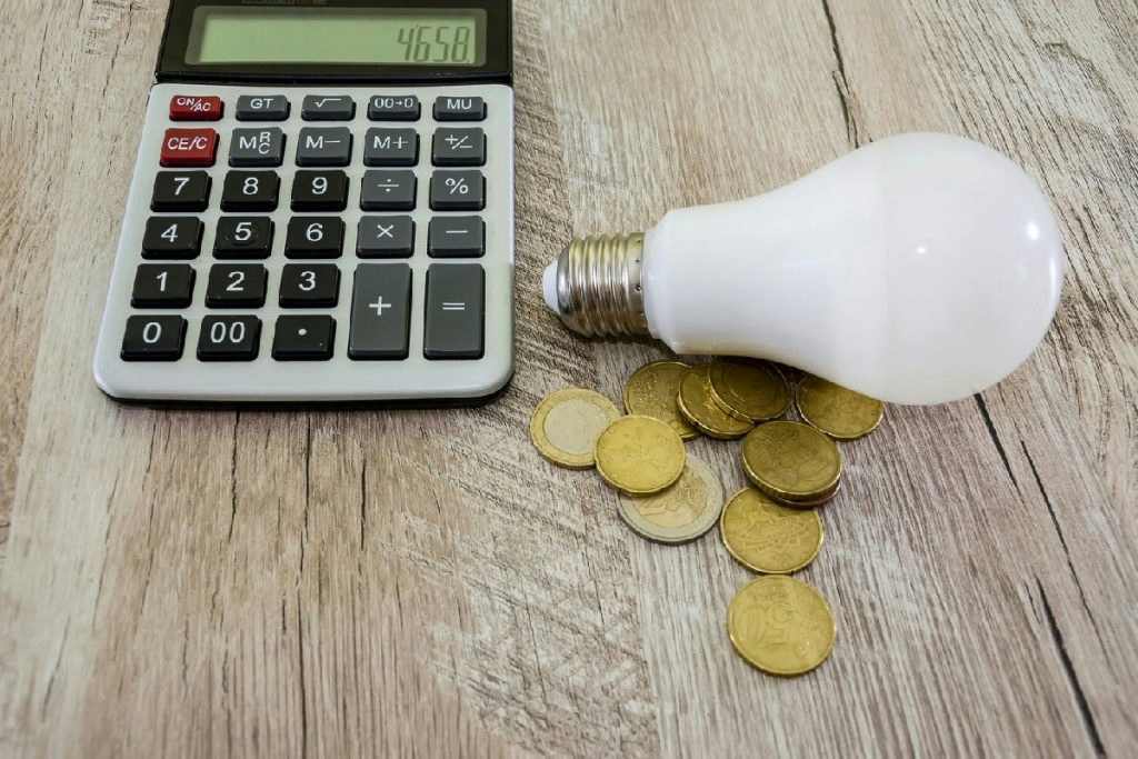 Bollette di luce e gas in aumento: strategie efficaci per ridurre i costi senza rinunce in casa